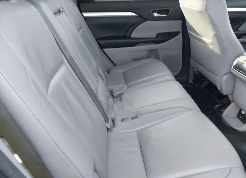 Photo 8 of 2016 Toyota Highlander XLE V6 (VIN 5TDJKRFH5GS254410)