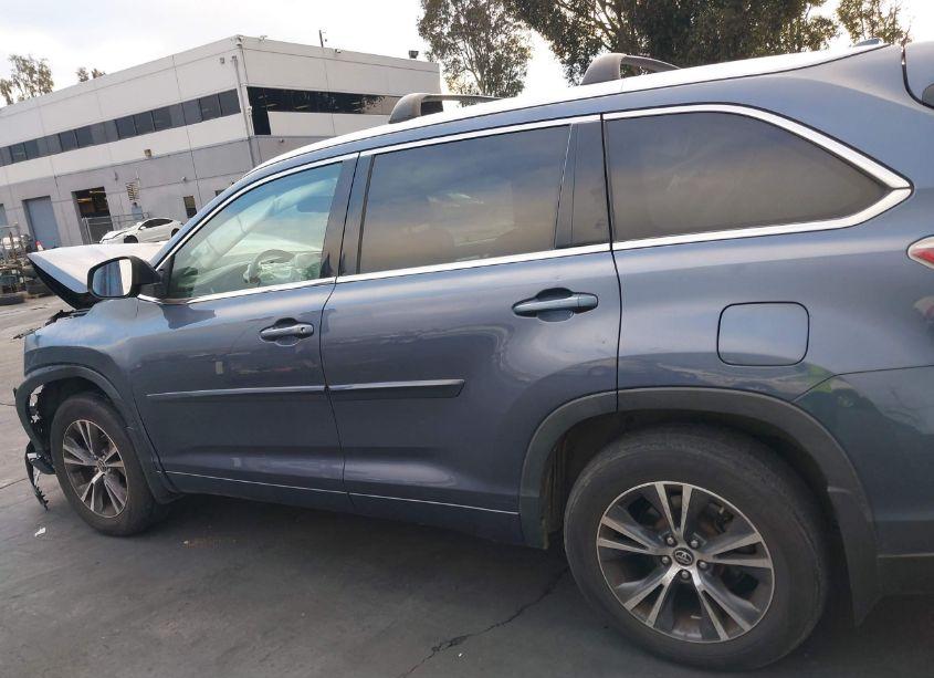 Photo 13 of 2016 Toyota Highlander XLE V6 (VIN 5TDJKRFH5GS300074)