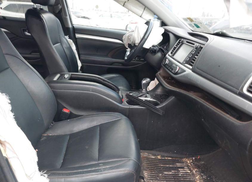 Photo 5 of 2016 Toyota Highlander XLE V6 (VIN 5TDJKRFH5GS300074)