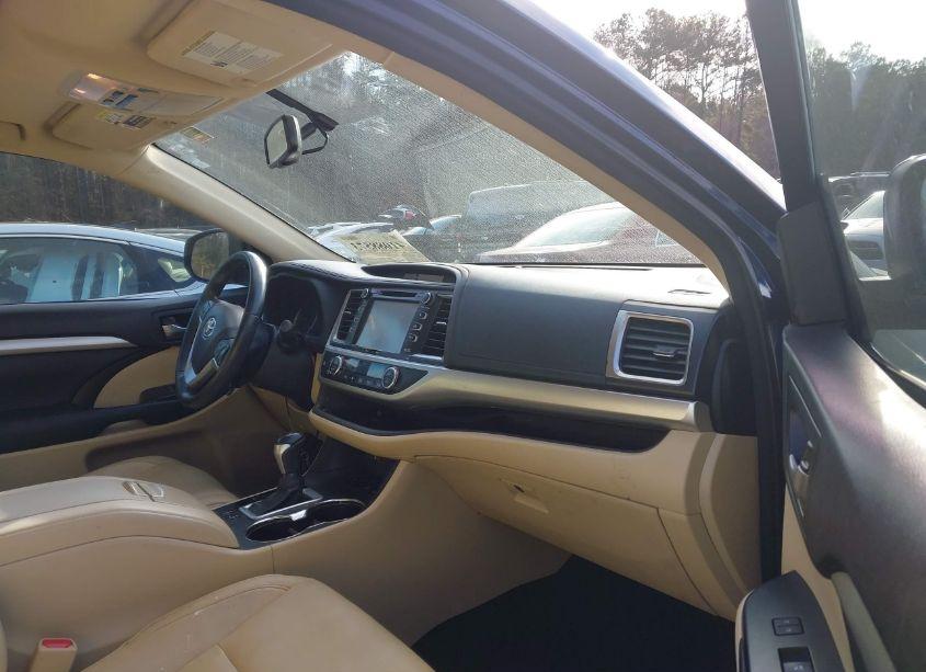 Photo 5 of 2016 Toyota Highlander XLE V6 (VIN 5TDJKRFH5GS317070)