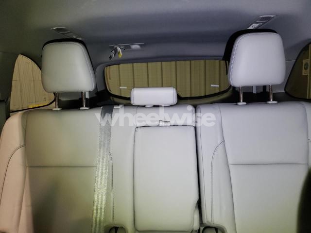 Photo 3 of 2016 TOYOTA HIGHLANDER XLE (VIN 5TDJKRFH5GS319062)