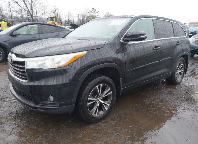 Photo 2 of 2016 Toyota Highlander XLE V6 (VIN 5TDJKRFH5GS338730)