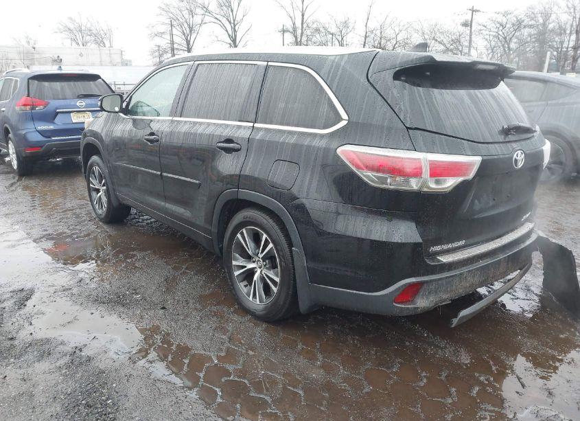 Photo 3 of 2016 Toyota Highlander XLE V6 (VIN 5TDJKRFH5GS338730)