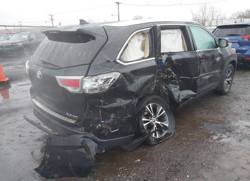 Photo 4 of 2016 Toyota Highlander XLE V6 (VIN 5TDJKRFH5GS338730)