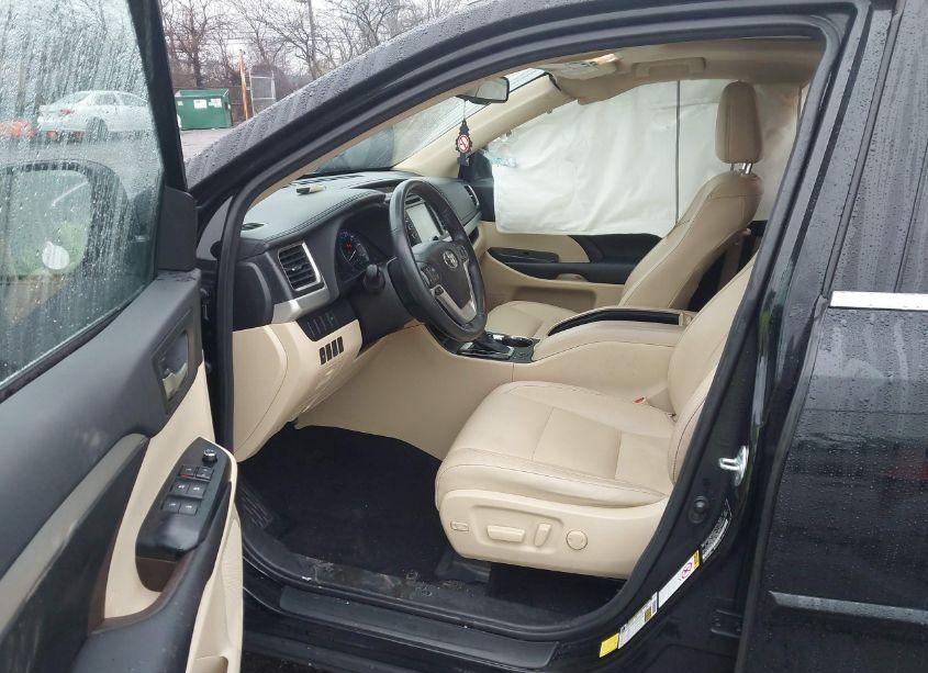 Photo 5 of 2016 Toyota Highlander XLE V6 (VIN 5TDJKRFH5GS338730)