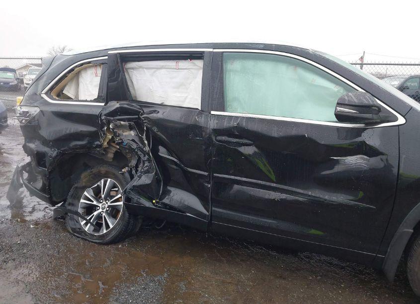 Photo 6 of 2016 Toyota Highlander XLE V6 (VIN 5TDJKRFH5GS338730)