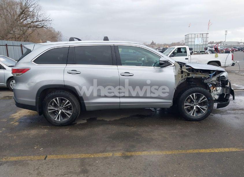 Photo 14 of 2016 Toyota Highlander XLE V6 (VIN 5TDJKRFH5GS341563)
