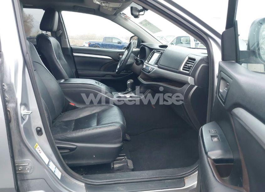 Photo 5 of 2016 Toyota Highlander XLE V6 (VIN 5TDJKRFH5GS341563)