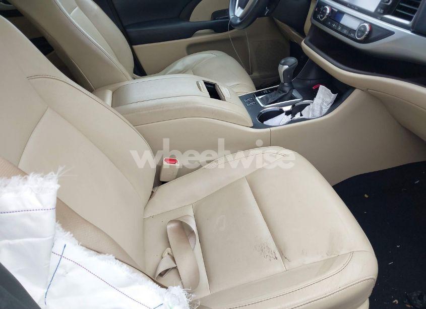 Photo 5 of 2016 Toyota Highlander XLE V6 (VIN 5TDJKRFH5GS345385)