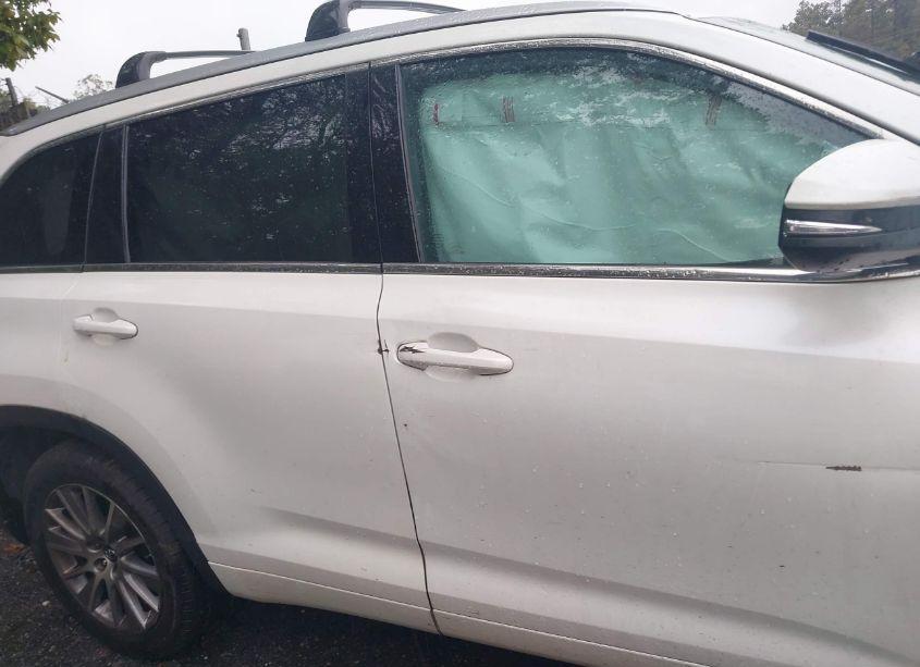 Photo 13 of 2016 Toyota Highlander XLE (VIN 5TDJKRFH5GS347864)