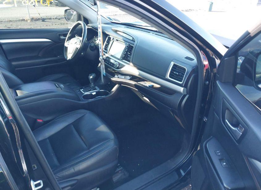 Photo 5 of 2016 Toyota Highlander XLE V6 (VIN 5TDJKRFH5GS351364)