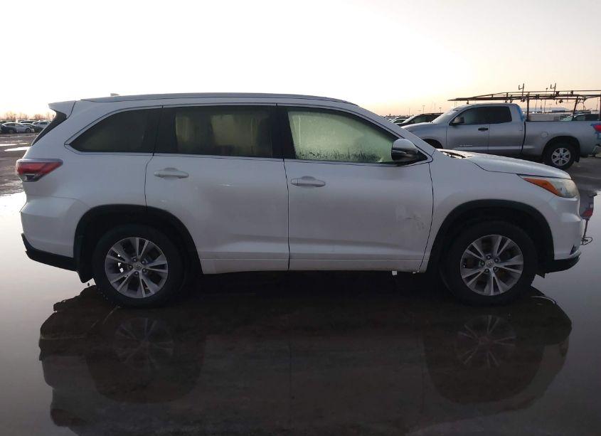 Photo 13 of 2015 Toyota Highlander XLE V6 (VIN 5TDJKRFH6FS101453)