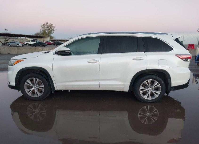 Photo 14 of 2015 Toyota Highlander XLE V6 (VIN 5TDJKRFH6FS101453)