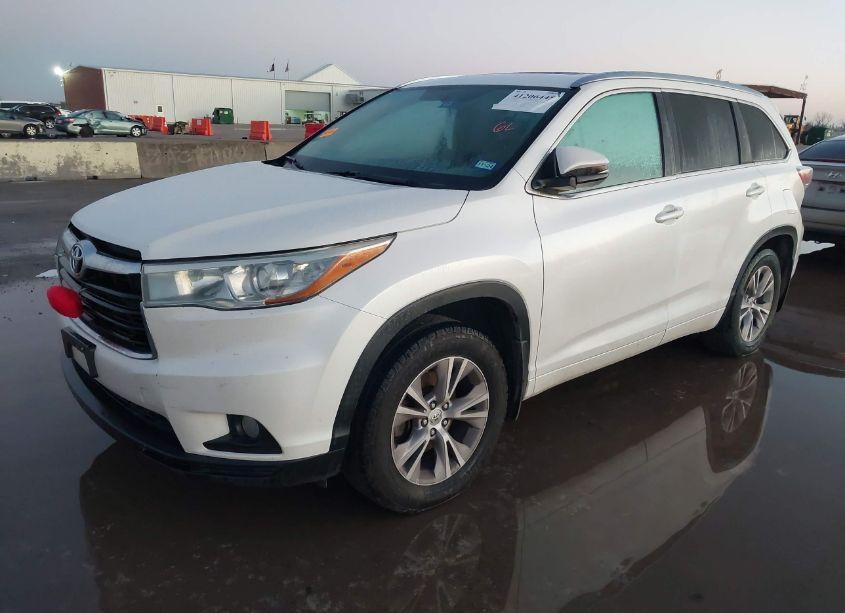 Photo 2 of 2015 Toyota Highlander XLE V6 (VIN 5TDJKRFH6FS101453)