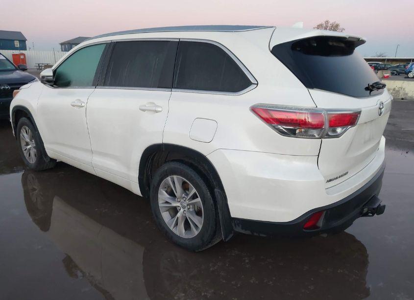 Photo 3 of 2015 Toyota Highlander XLE V6 (VIN 5TDJKRFH6FS101453)