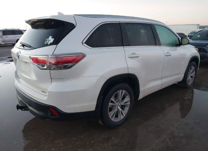 Photo 4 of 2015 Toyota Highlander XLE V6 (VIN 5TDJKRFH6FS101453)