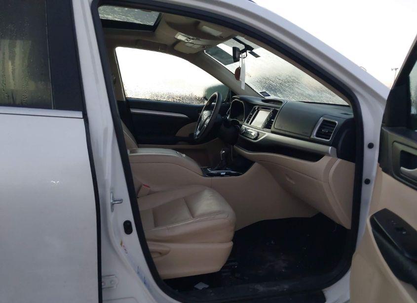 Photo 5 of 2015 Toyota Highlander XLE V6 (VIN 5TDJKRFH6FS101453)