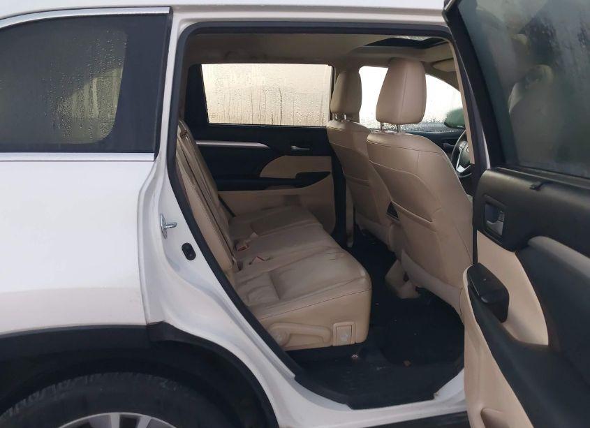 Photo 8 of 2015 Toyota Highlander XLE V6 (VIN 5TDJKRFH6FS101453)