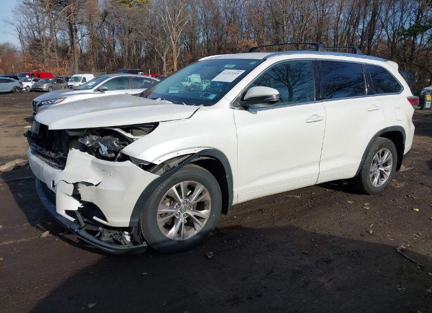 Photo 2 of 2015 Toyota Highlander XLE V6 (VIN 5TDJKRFH6FS128314)