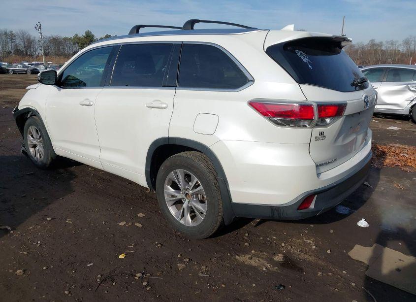 Photo 3 of 2015 Toyota Highlander XLE V6 (VIN 5TDJKRFH6FS128314)