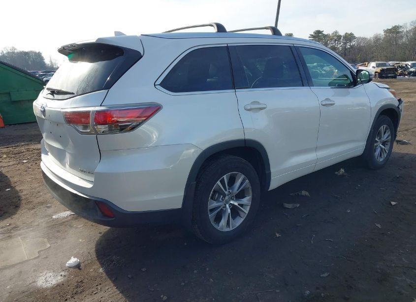 Photo 4 of 2015 Toyota Highlander XLE V6 (VIN 5TDJKRFH6FS128314)