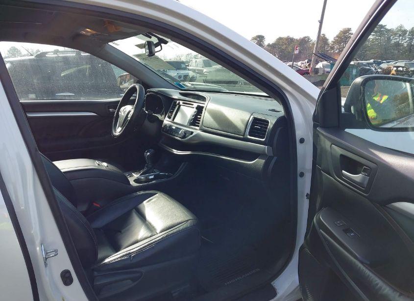 Photo 5 of 2015 Toyota Highlander XLE V6 (VIN 5TDJKRFH6FS128314)