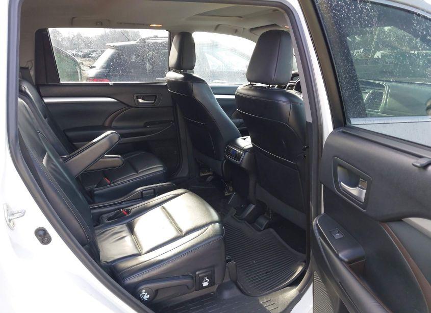 Photo 8 of 2015 Toyota Highlander XLE V6 (VIN 5TDJKRFH6FS128314)