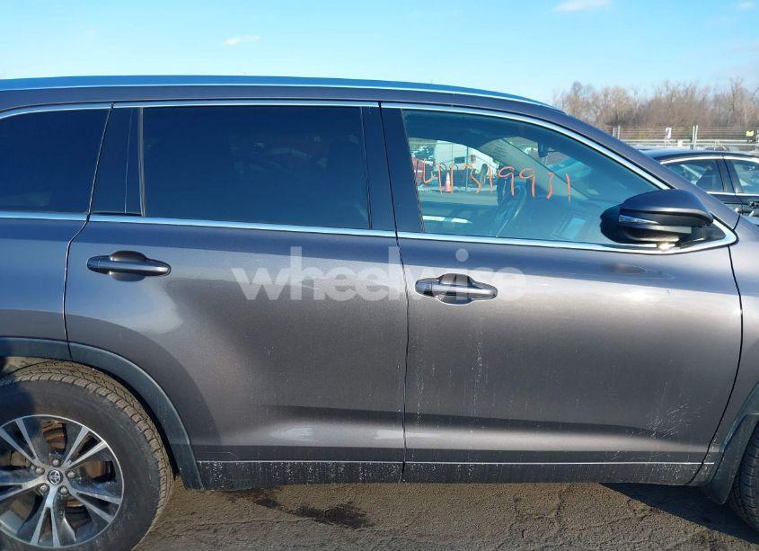 Photo 13 of 2016 Toyota Highlander XLE V6 (VIN 5TDJKRFH6GS224820)