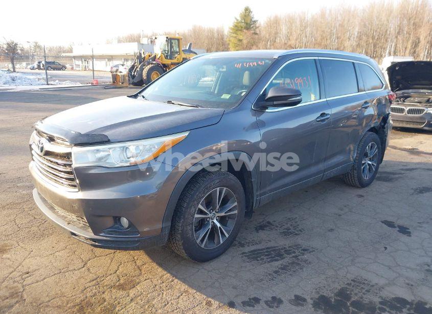Photo 2 of 2016 Toyota Highlander XLE V6 (VIN 5TDJKRFH6GS224820)