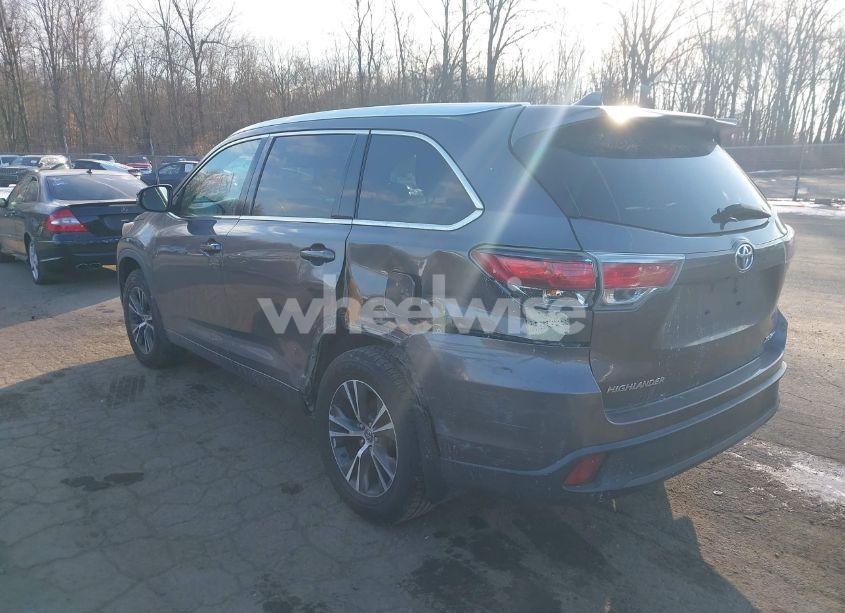 Photo 3 of 2016 Toyota Highlander XLE V6 (VIN 5TDJKRFH6GS224820)