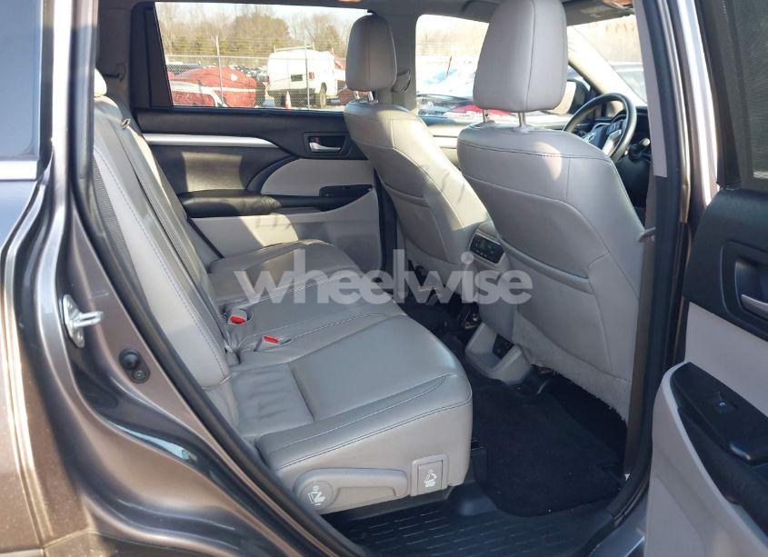 Photo 8 of 2016 Toyota Highlander XLE V6 (VIN 5TDJKRFH6GS224820)