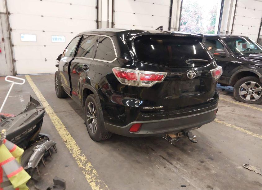 Photo 3 of 2016 Toyota Highlander XLE V6 (VIN 5TDJKRFH6GS257607)