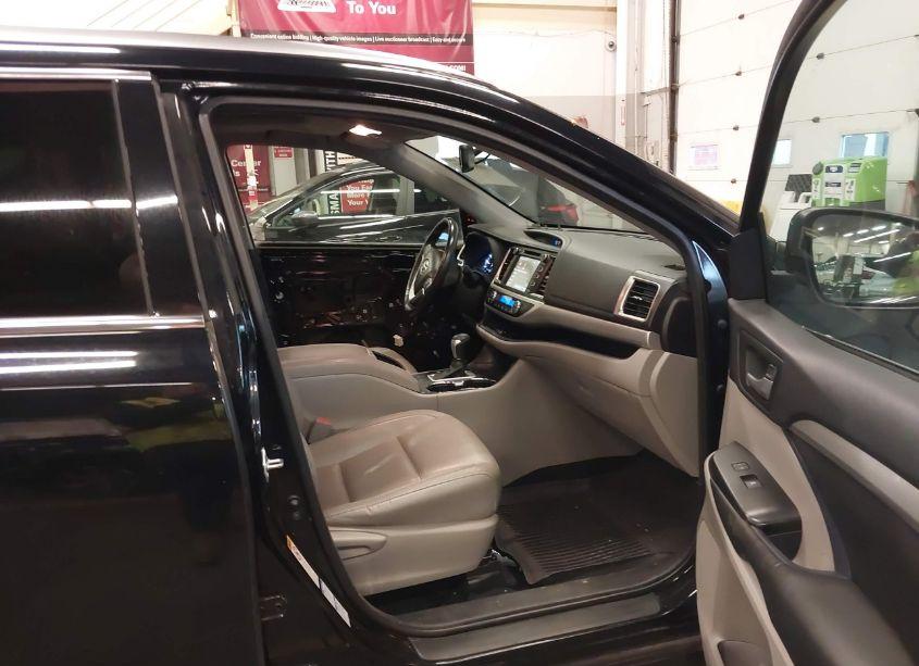 Photo 5 of 2016 Toyota Highlander XLE V6 (VIN 5TDJKRFH6GS257607)
