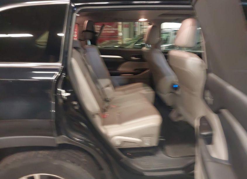 Photo 8 of 2016 Toyota Highlander XLE V6 (VIN 5TDJKRFH6GS257607)