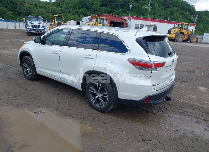 Photo 3 of 2016 Toyota Highlander XLE V6 (VIN 5TDJKRFH6GS260362)
