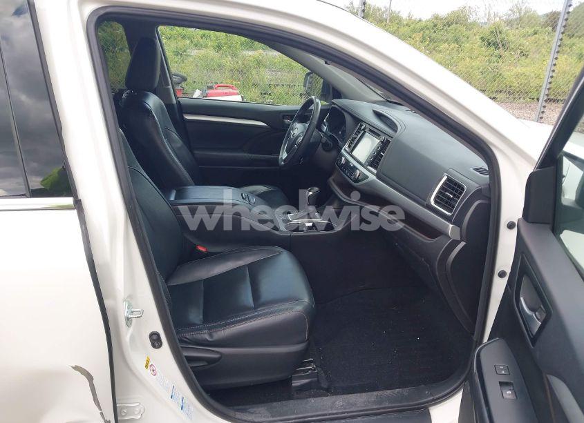 Photo 5 of 2016 Toyota Highlander XLE V6 (VIN 5TDJKRFH6GS260362)