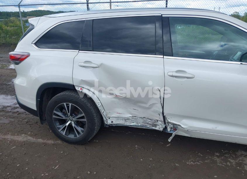 Photo 6 of 2016 Toyota Highlander XLE V6 (VIN 5TDJKRFH6GS260362)