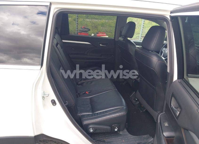 Photo 8 of 2016 Toyota Highlander XLE V6 (VIN 5TDJKRFH6GS260362)