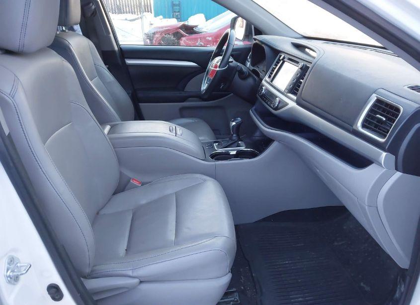Photo 5 of 2016 Toyota Highlander XLE V6 (VIN 5TDJKRFH6GS311245)