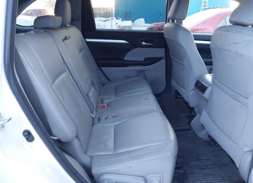 Photo 8 of 2016 Toyota Highlander XLE V6 (VIN 5TDJKRFH6GS311245)