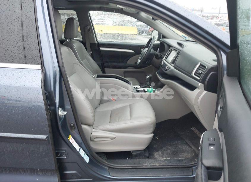 Photo 5 of 2016 Toyota Highlander XLE V6 (VIN 5TDJKRFH6GS323167)