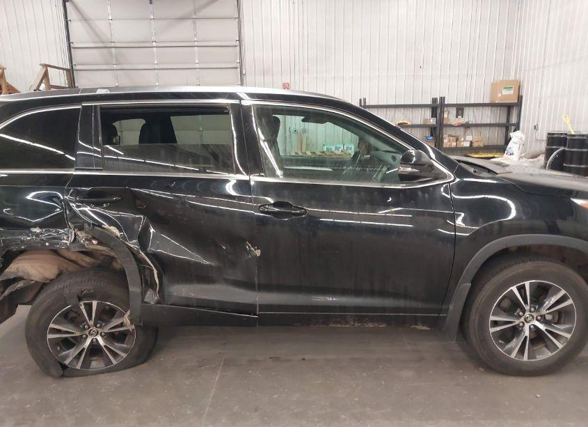 Photo 14 of 2016 Toyota Highlander XLE V6 (VIN 5TDJKRFH6GS343614)