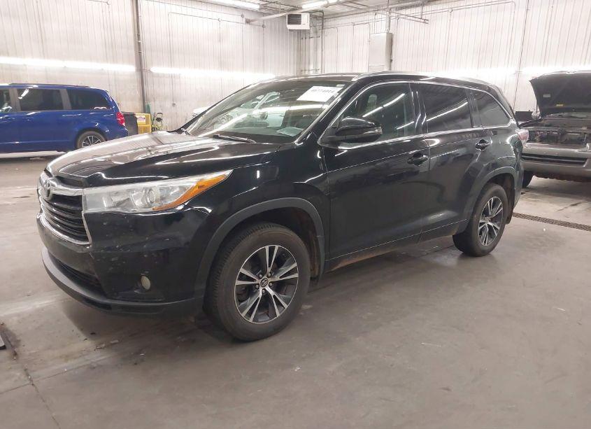 Photo 2 of 2016 Toyota Highlander XLE V6 (VIN 5TDJKRFH6GS343614)