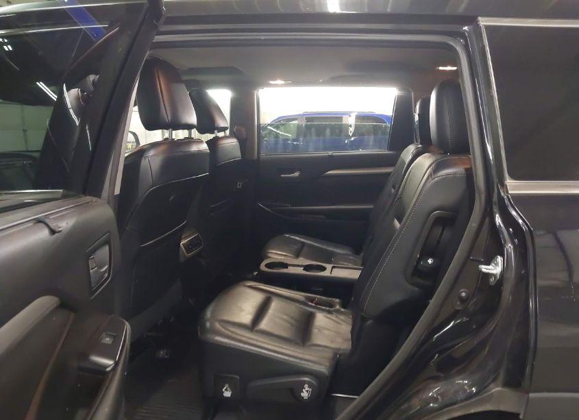 Photo 8 of 2016 Toyota Highlander XLE V6 (VIN 5TDJKRFH6GS343614)