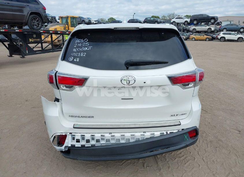 Photo 16 of 2014 Toyota Highlander XLE V6 (VIN 5TDJKRFH7ES070745)