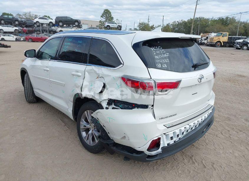 Photo 3 of 2014 Toyota Highlander XLE V6 (VIN 5TDJKRFH7ES070745)