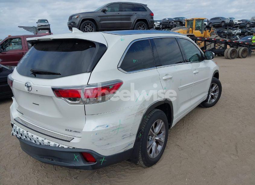Photo 4 of 2014 Toyota Highlander XLE V6 (VIN 5TDJKRFH7ES070745)