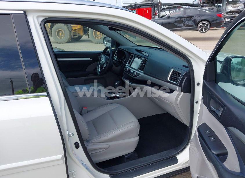 Photo 5 of 2014 Toyota Highlander XLE V6 (VIN 5TDJKRFH7ES070745)