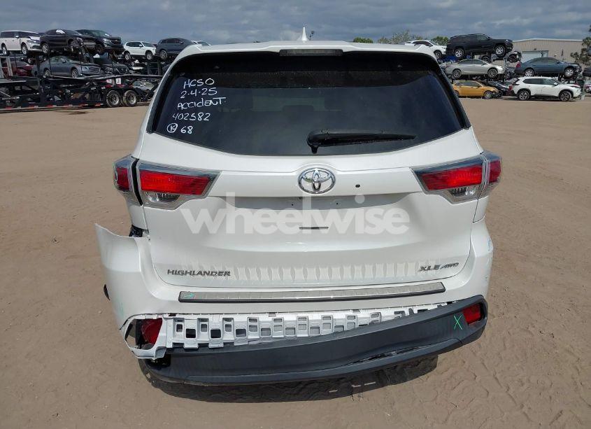 Photo 6 of 2014 Toyota Highlander XLE V6 (VIN 5TDJKRFH7ES070745)