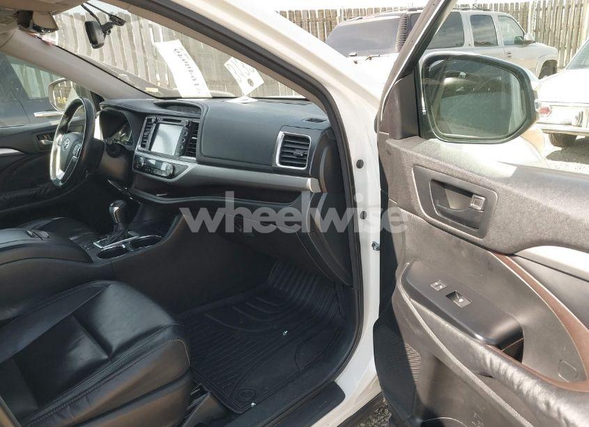 Photo 5 of 2015 Toyota Highlander XLE V6 (VIN 5TDJKRFH7FS177151)